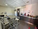 Bureaux à louer dans immeuble de bureaux de 330 m2 sur 900 m2 de terrain avec nom