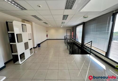 Bureaux à louer dans immeuble de bureaux de 330 m2 sur 900 m2 de terrain avec nom