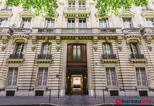 Bureaux à louer dans Exceptionnel, avenue George V : bureaux de 589 m²  dans un immeuble en pierre de taille transformables en 1 ou 2 appartements avec cave + parking