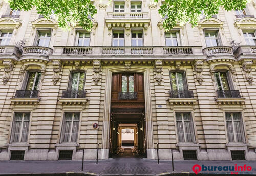 Bureaux à louer dans Exceptionnel, avenue George V : bureaux de 589 m²  dans un immeuble en pierre de taille transformables en 1 ou 2 appartements avec cave + parking