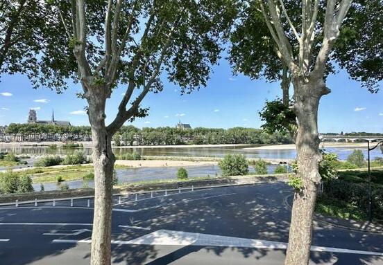 BUREAUX A LOUER pleine vue Loire 2ème étage