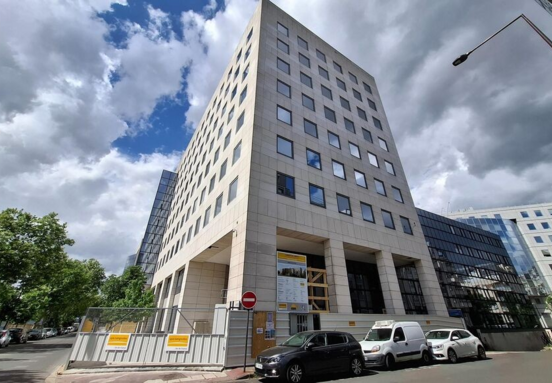 Bureaux vacants en Île-de-France: pourquoi la transformation en logements progresse lentement et stabilise le marché tertiaire